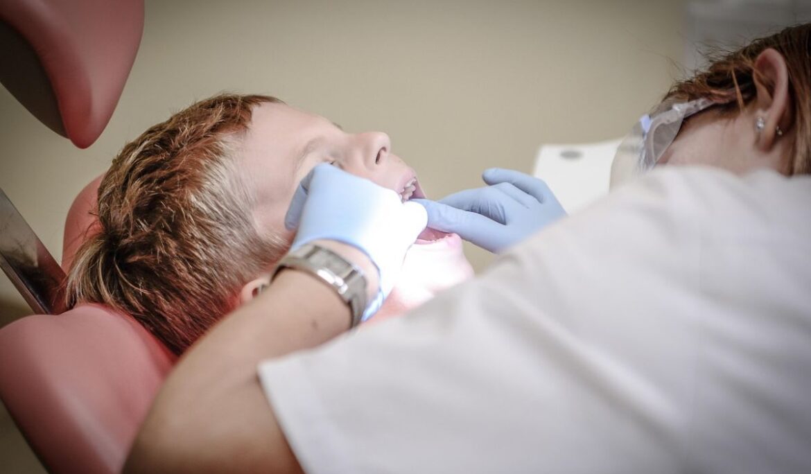 Best Cosmetic Dentistry: Veneers vs. Natural Teeth – What’s Right for You?